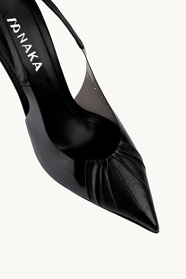 Black Adventure  su moderne cipele sa otvorenom petom i posebno naglašenim špicastim vrhom.