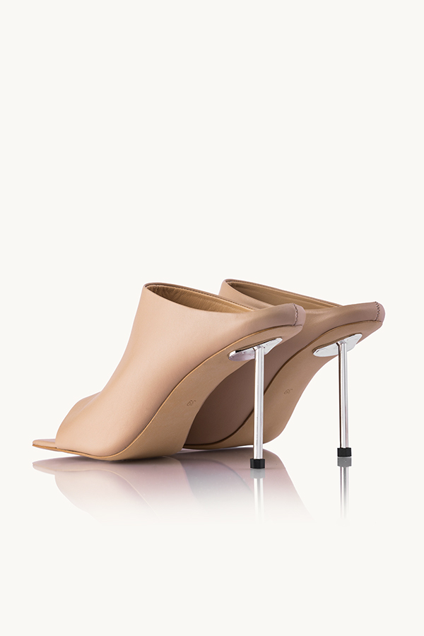 Cream Needle - Atraktivne bež sandala sa otvorenom petom i metalnom štiklom.