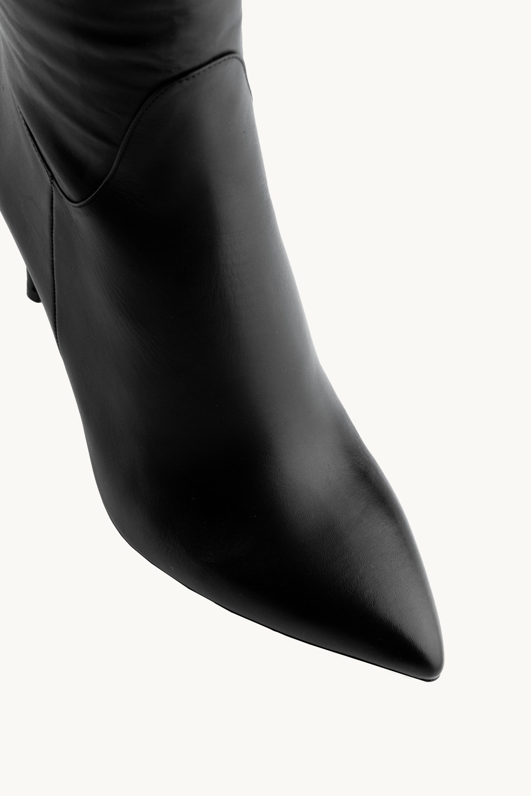Duge čižme - Black Delight su elegantne crne duboke kožne čizme sa špicastim vrhom i tankom štiklom.
