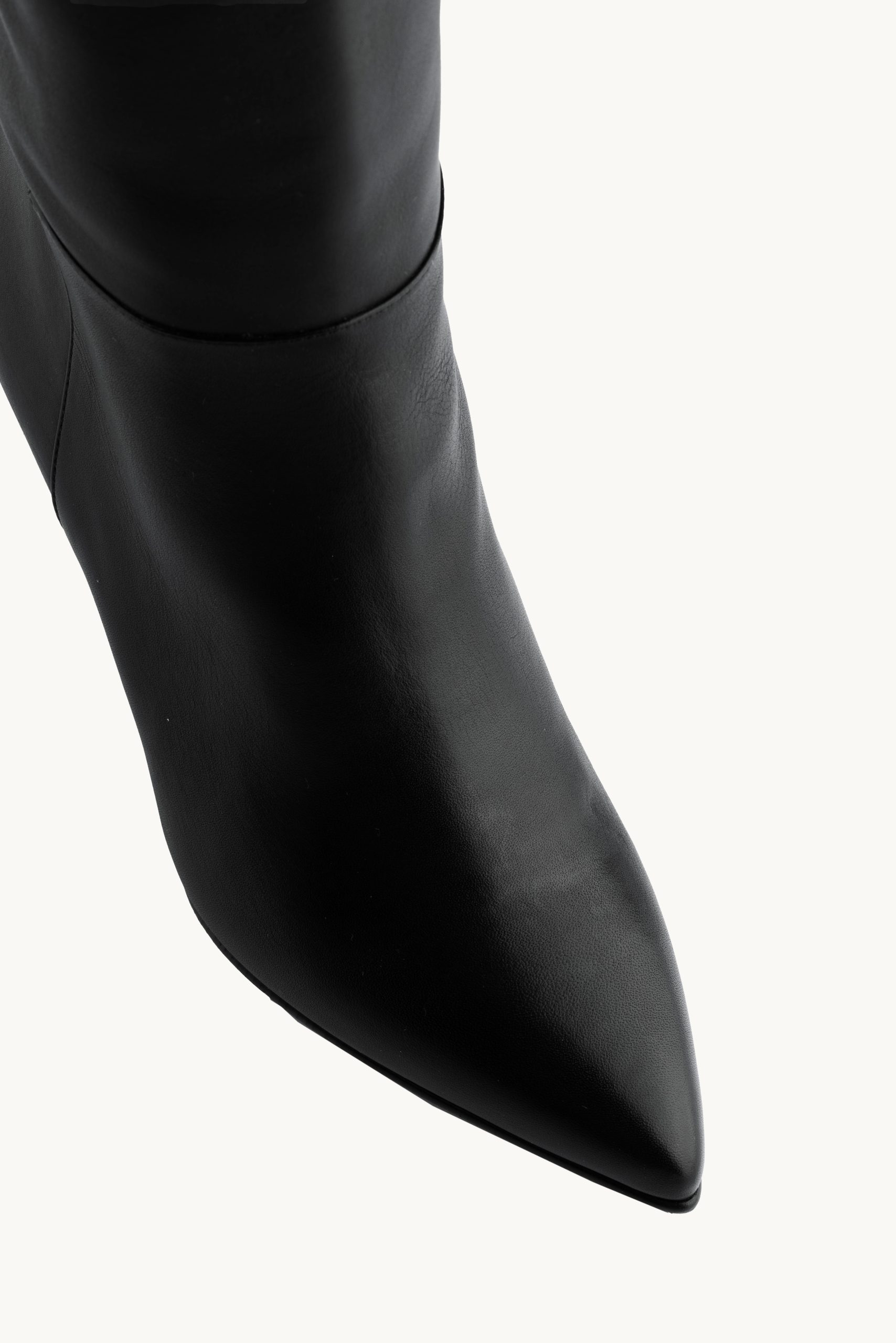 Duge čižme - Black Tranquility - crne duboke čižme sa špicastim vrhom i tankom umerenom štiklom, idealne za svaki dan.