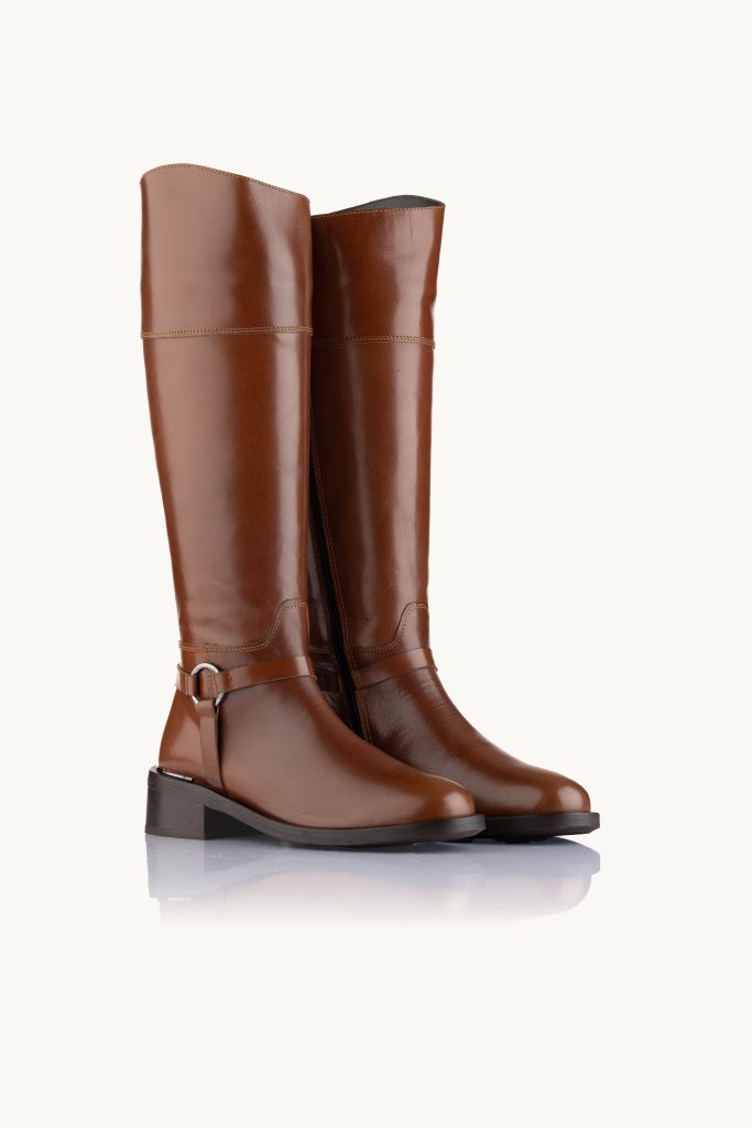 Duge čizme - Brown Buffalo - Braon duboke ravne čizme od prave bufalo kože sa toplom postavom i ukrasnim kaišem, malom petom i zaobljenim vrhom.