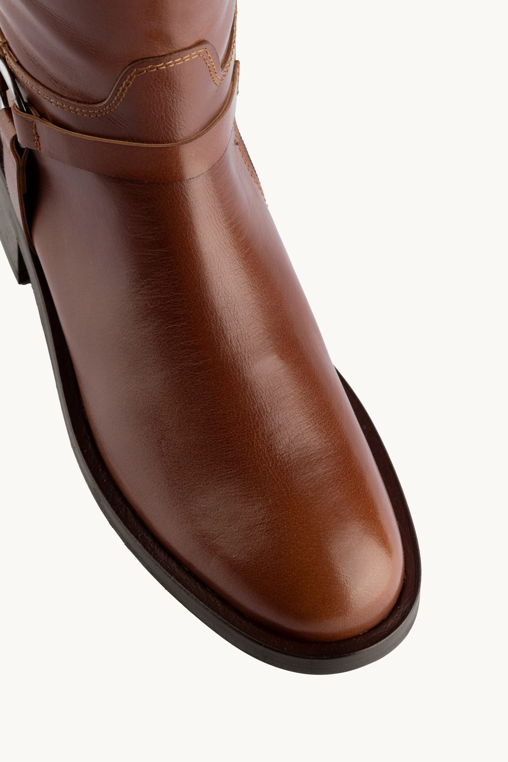 Duge čizme - Brown Buffalo - Braon duboke ravne čizme od prave bufalo kože sa toplom postavom i ukrasnim kaišem, malom petom i zaobljenim vrhom