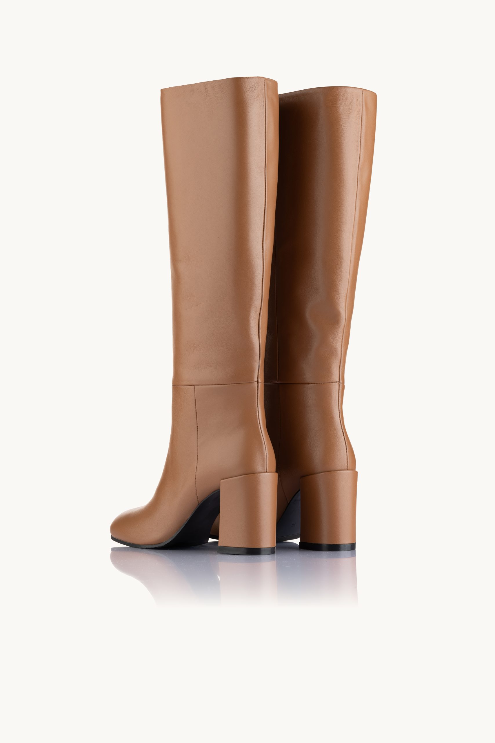 Duge čizme - Brown Comfort su udobne duboke braon čizme od prirodne kože sa četvrtastom petom i četvrtastim vrhom.
