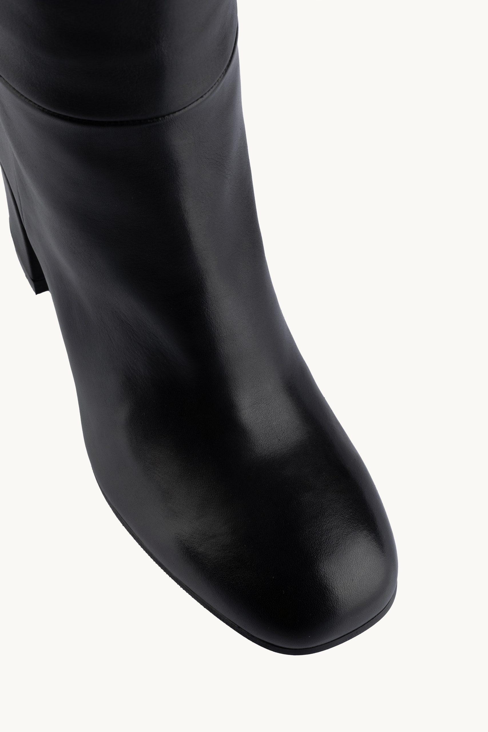 Duge čizme - Dark Comfort su udobne duboke crne čizme od prirodne kože sa četvrtastom petom i četvrtastim vrhom.