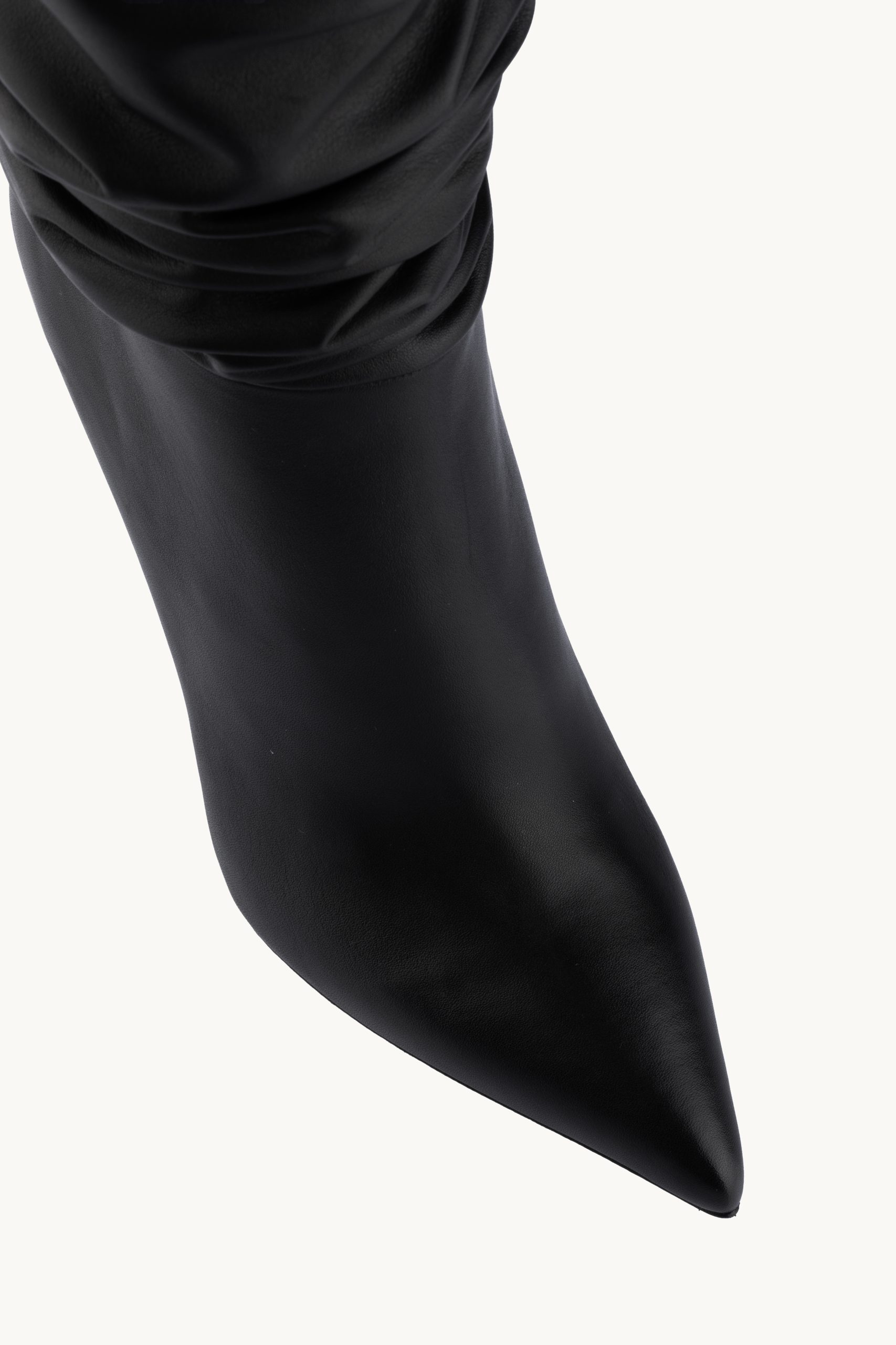 Kratke čižme - Midnight Excitement su špicaste crne čizme od prave kože srednje visine sa naborima i tankom štiklom.