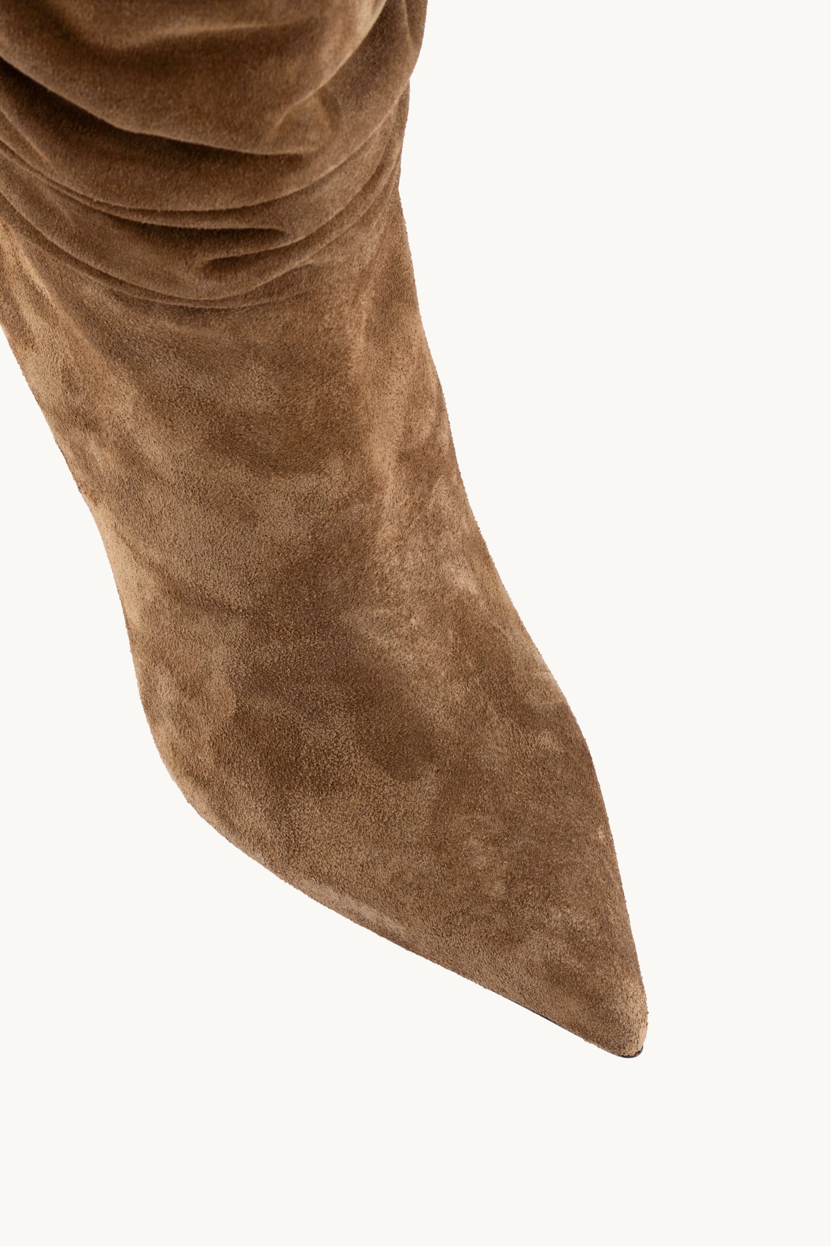 Kratke čižme - Mocha Excitement su špicaste čizme srednje visine od brušene kože sa naborima i tankom štiklom.