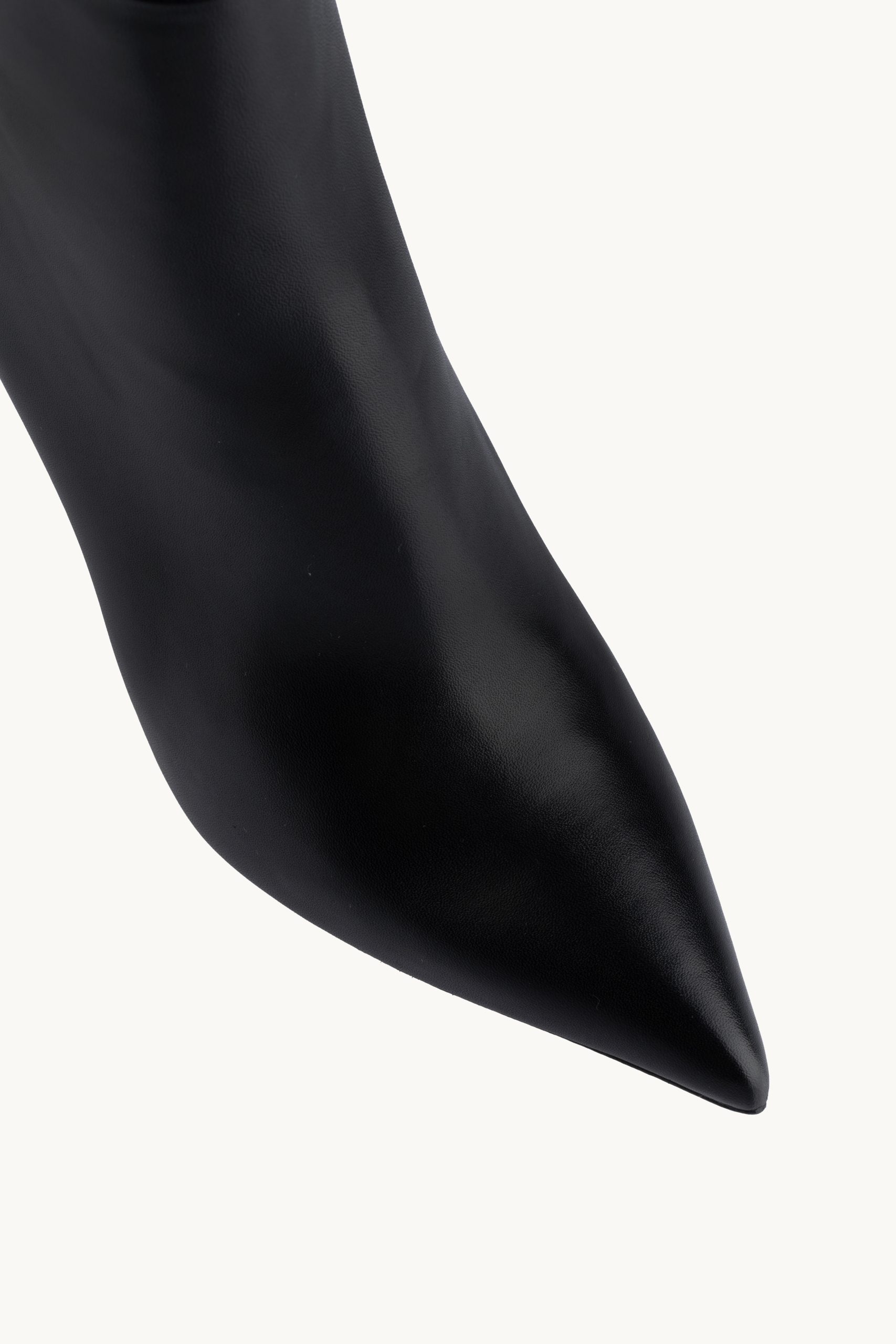Kratke čižme - Noir Mystique su kratke crne špicaste čizme sa tankom višom štiklom.