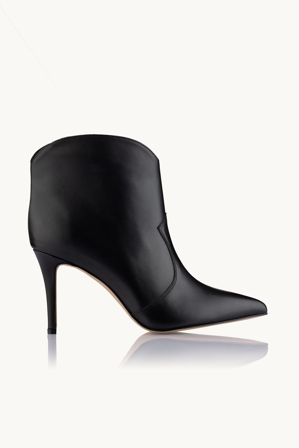 Kratke čizme - Noir Serenity su udobne crne špicaste čizme do članka sa umerenom štiklom.