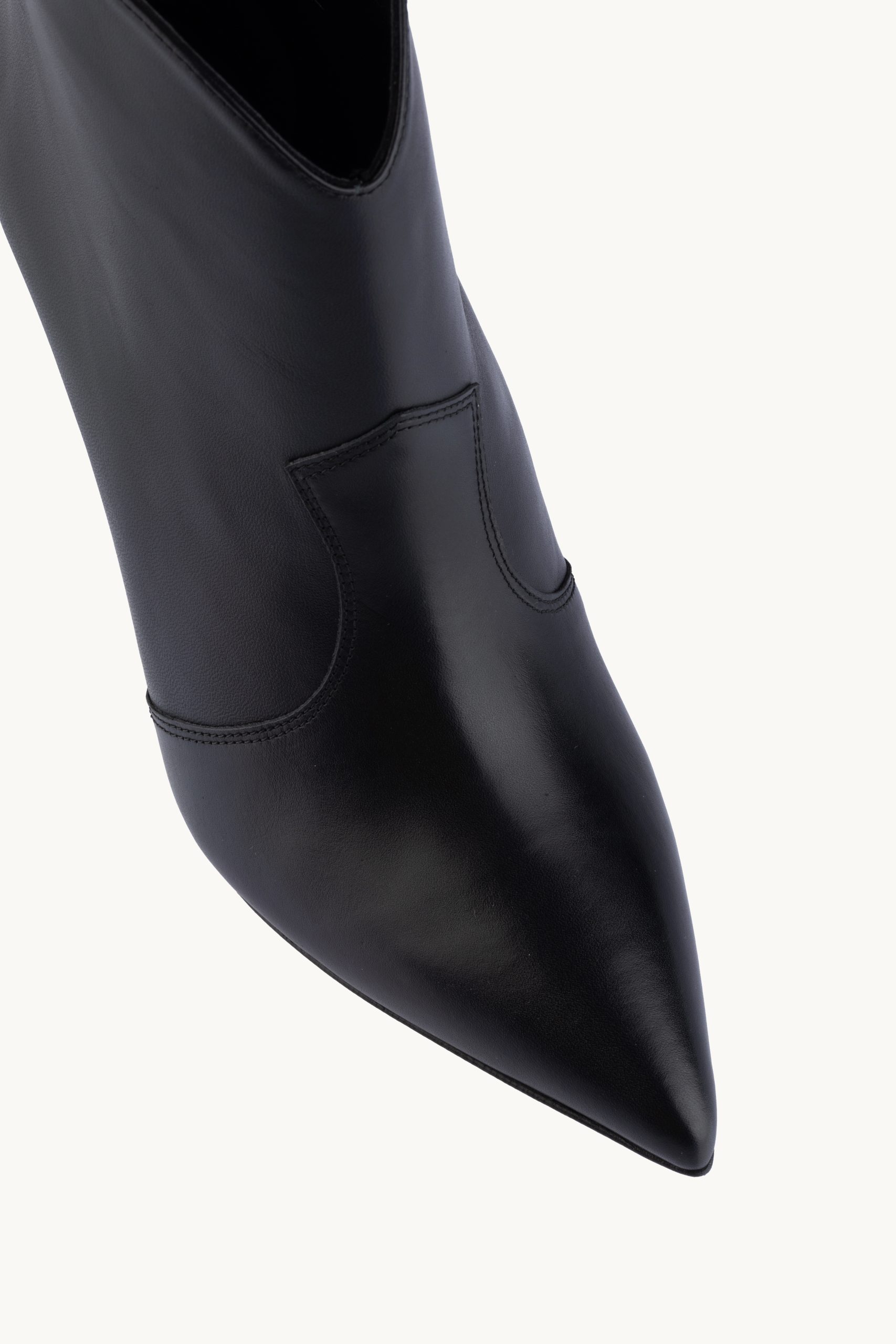 Kratke čižme - Noir Serenity su udobne crne špicaste čizme do članka sa umerenom štiklom.