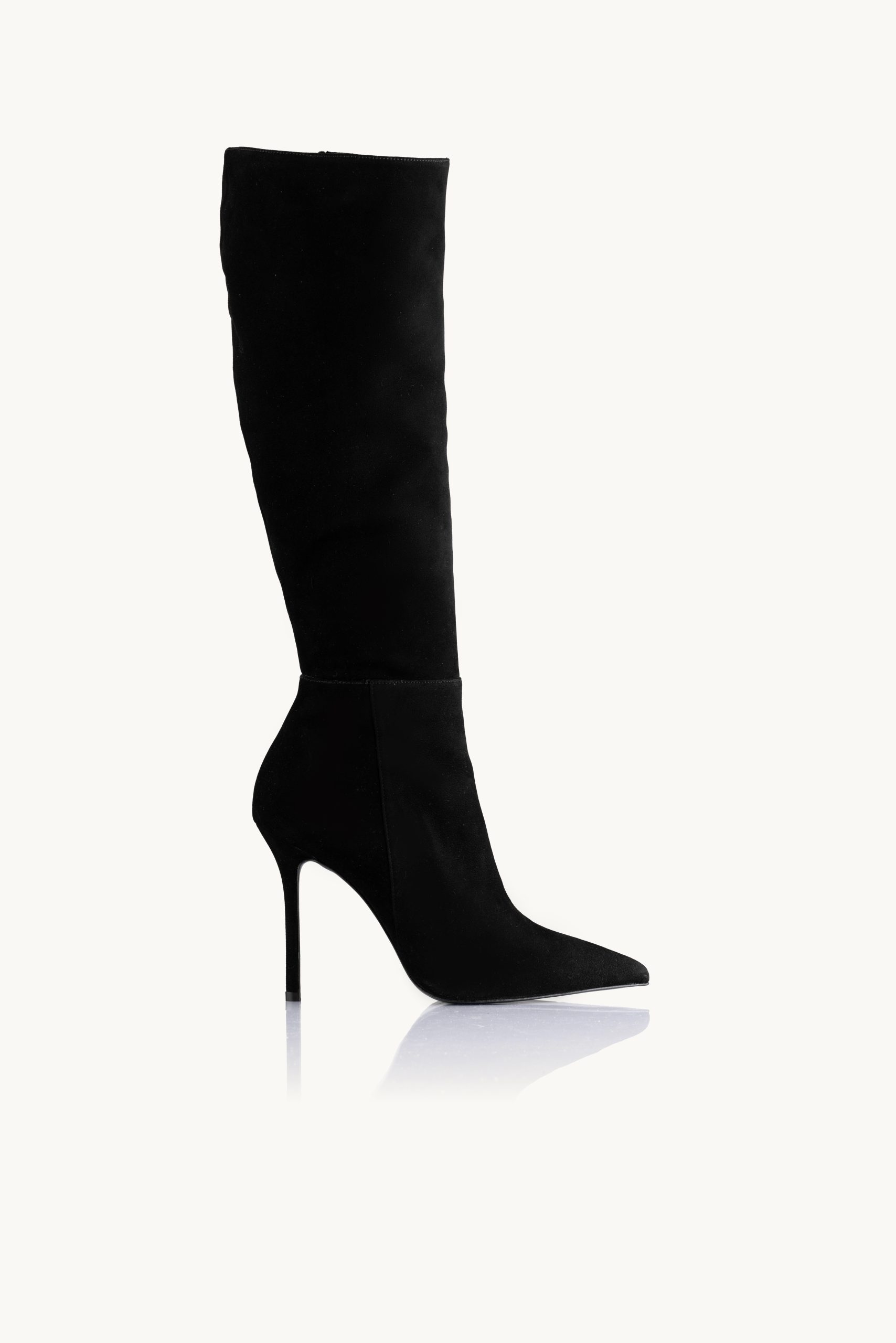 Duge čižme - Shadow Velvet su crne duboke čizme od brušene kože sa špicastim vrhom i tankom štiklom.