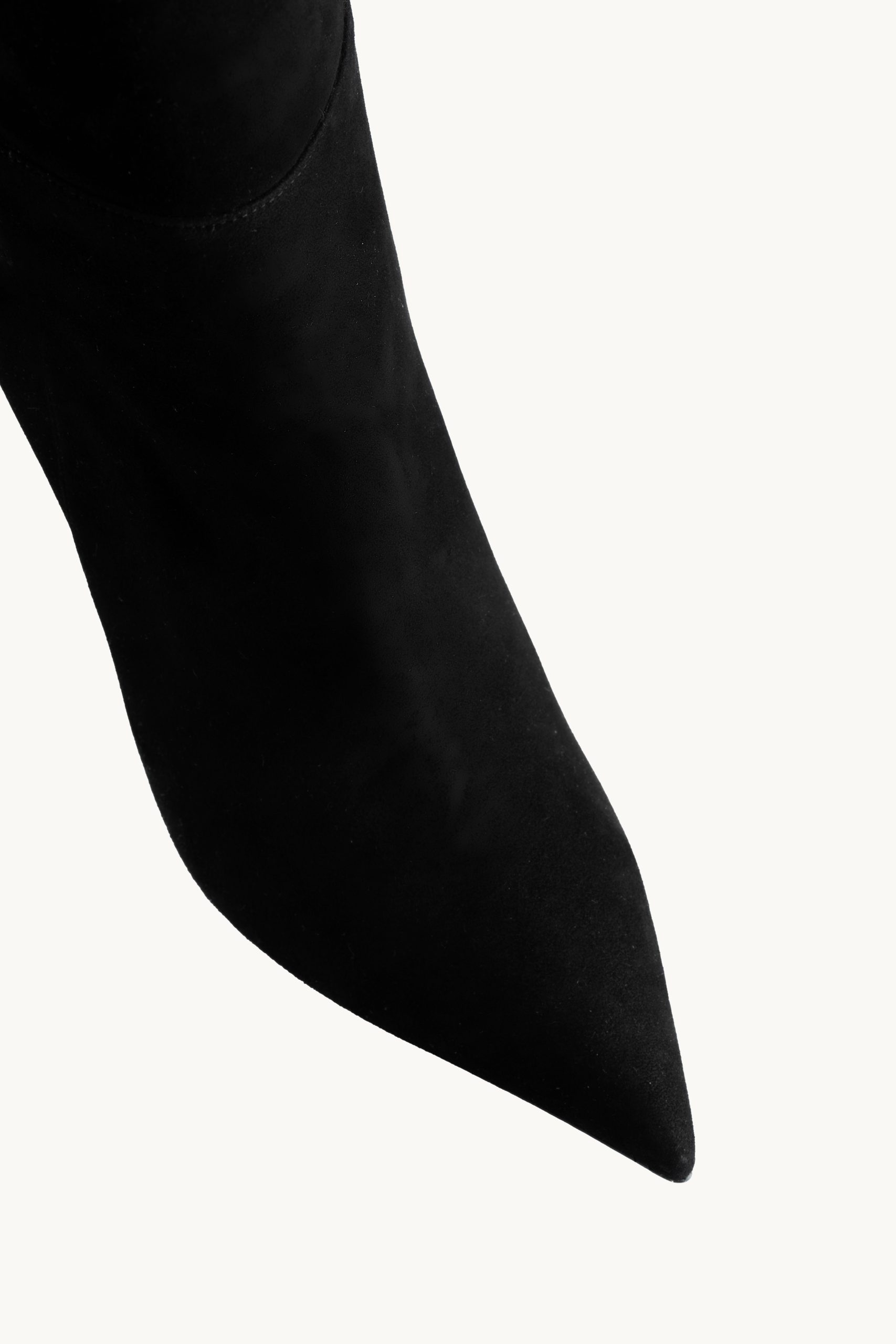 Duge čižme - Shadow Velvet su crne duboke čizme od brušene kože sa špicastim vrhom i tankom štiklom.