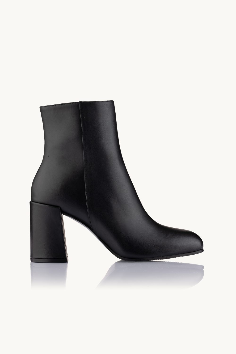 Kratke čizme - Short Comfort su udobne kratke crne čizme do članka od prirodne kože sa četvrtastom petom i četvtastim vrhom.