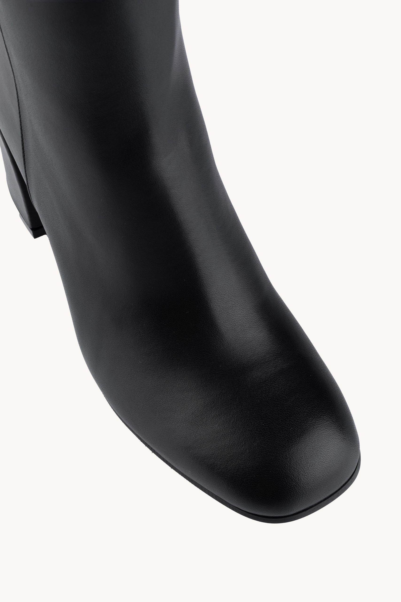Kratke čizme - Short Comfort su udobne kratke crne čizme do članka od prirodne kože sa četvrtastom petom i četvtastim vrhom.