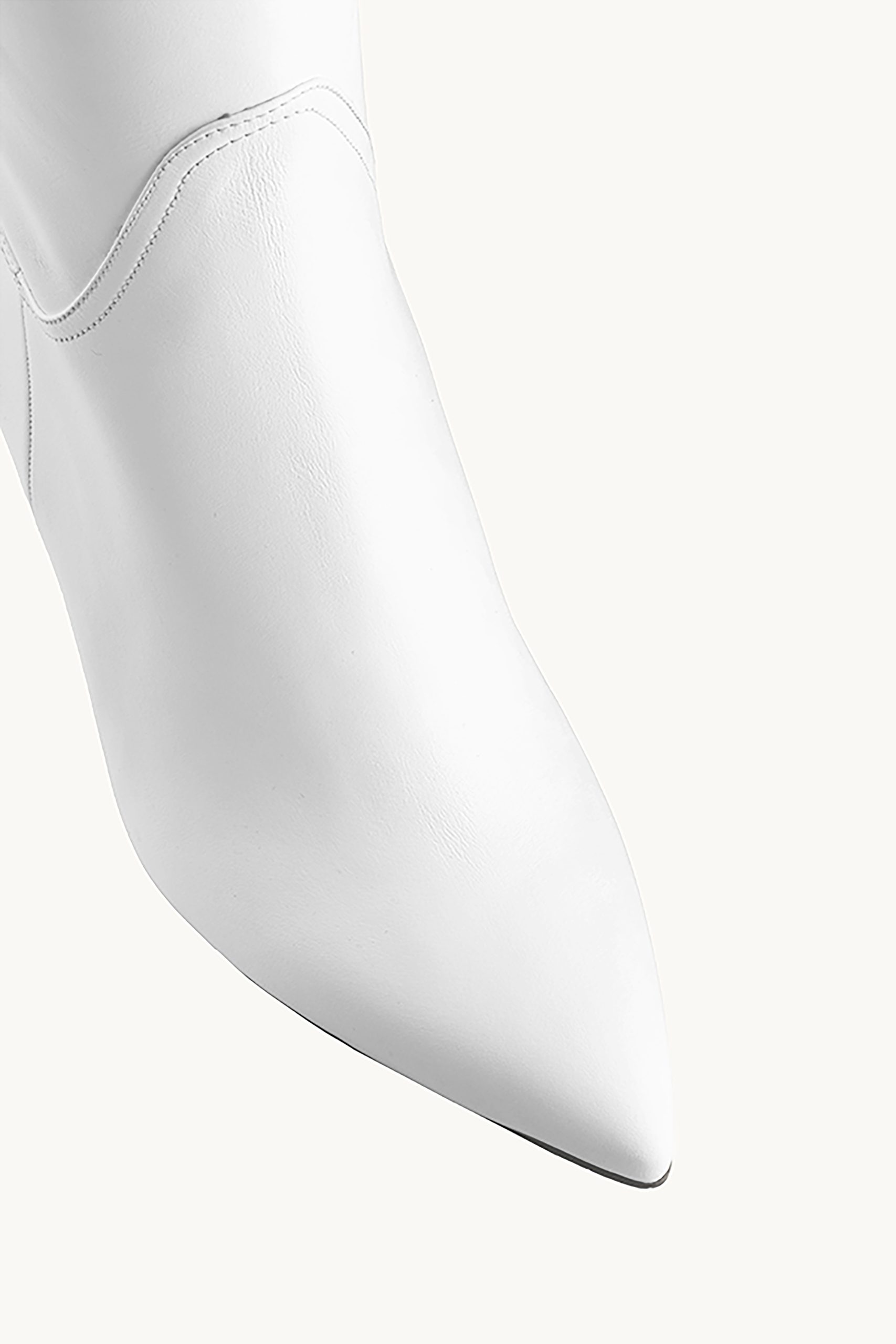 Duge čižme - Snow Delight su ekskluzivne i elegantne snežno bele duboke kožne čizme sa špicastim vrhom i tankom štiklom.