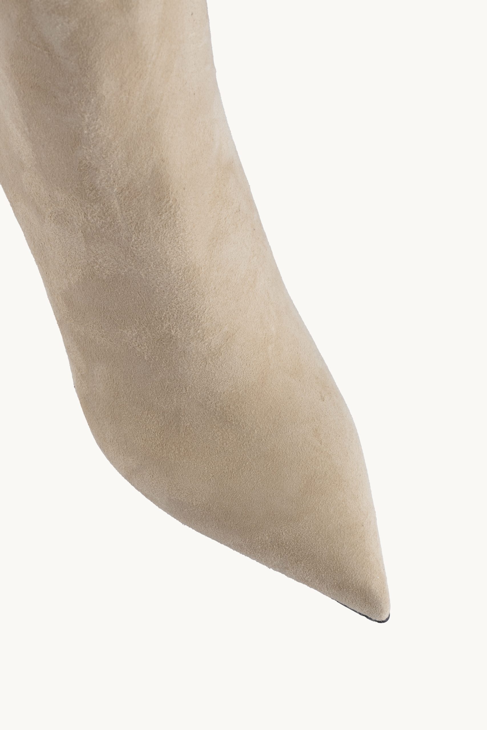 Kratke čižme - Soft Mystique su prefinjene kratke bež čizme od brušene kože sa tankom štiklom.