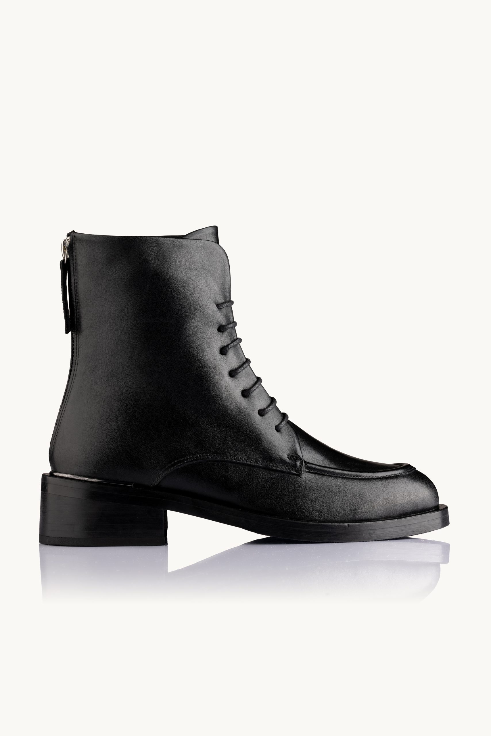 Kratke čizme - Tangled Joy - Crne kratke čizme sa rajsferšlusom pozadi i pertlom napred.