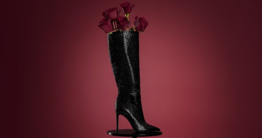 Ženske čizme za posebne prilike: kako izabrati luksuzan model? 2 Exotic Obsession ženske čizme su crne boje, sa zanimljivom teksturom, kao i visokom štiklom. Prave čizme za svečane prilike.