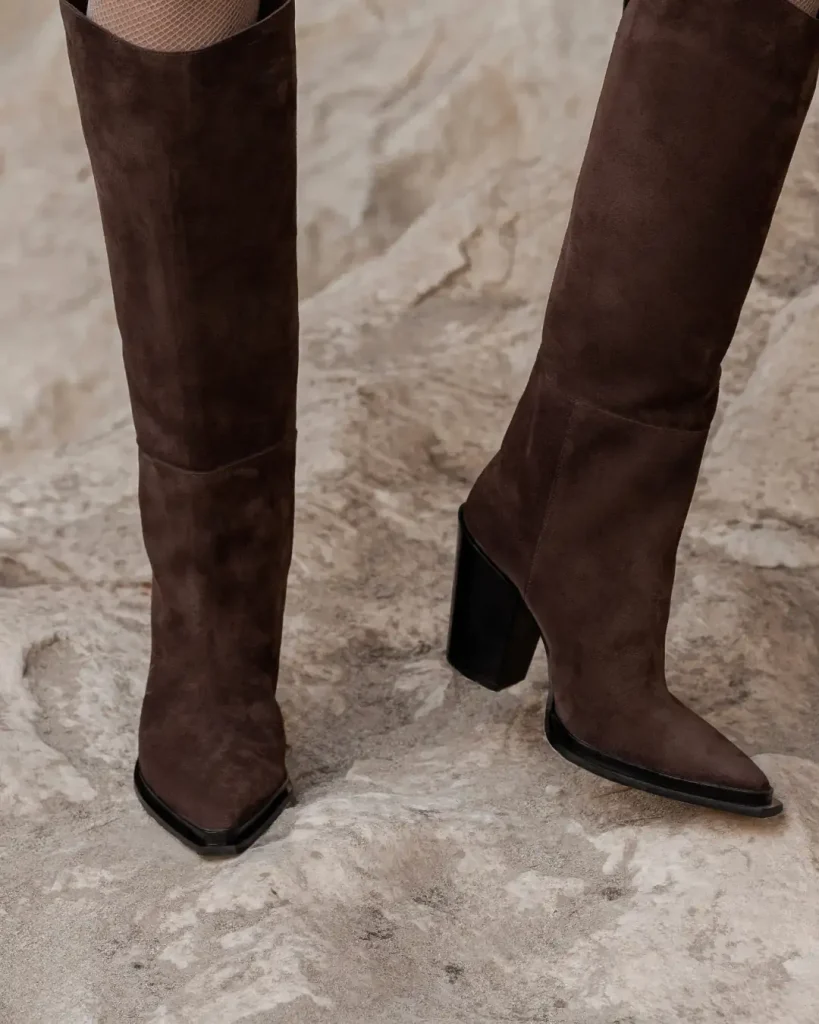 Prirodna koza se jasno poznaje, a prevrnuta koza na Brown Cowboy modelu zenskih dugih cizmi je upecatljiva.