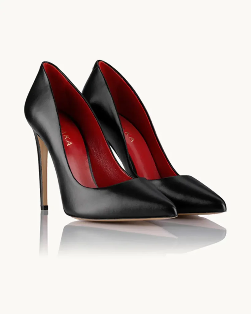 Zaljubite se u nove ženske cipele: Naka kolekcija koja osvaja na prvi korak 5 Dark pleasure su proste ali elegantne crne zenske kozne cipele koje unutra imaju crvenu kozu.