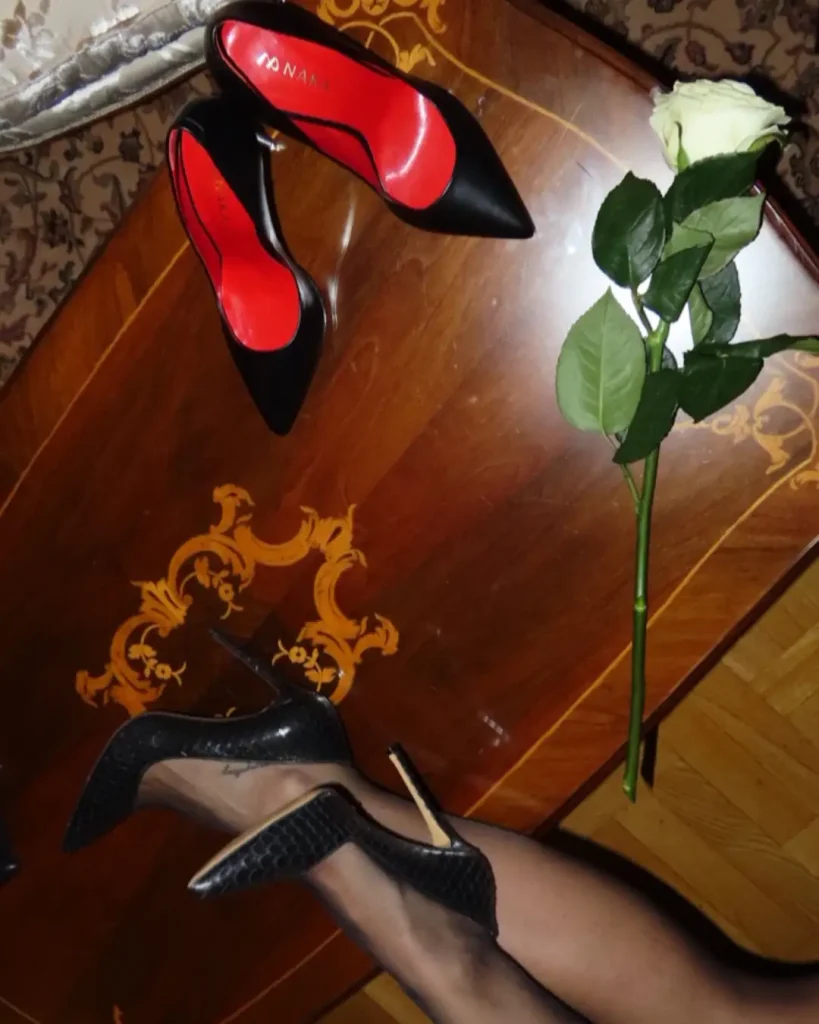 Zenske kozne salonke spadaju u kategoriju power shoes, prava kombinacija za zenu koja zeli da iskaze svoju liniju, ali i svoj autoritet.