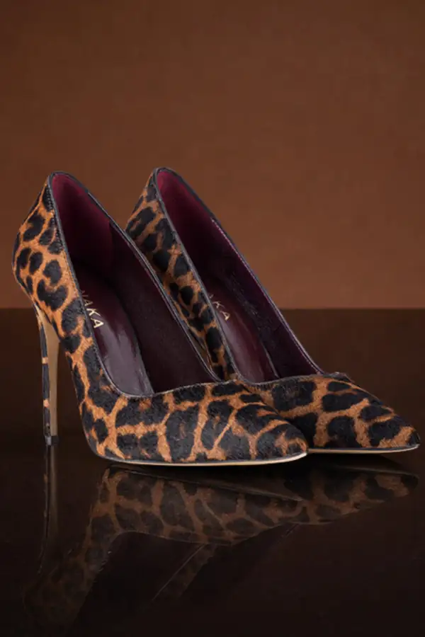 Leopard print se vraća ove godine i biće IN cele sezone. Ženske kožne salonke prikazane na slici imaju leopard print, i postavu tamno bordo boje.