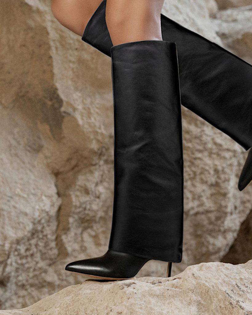 Prirodna koza na dubokim cizmama sa stiklom izgleda elegantno.