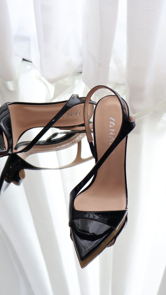 Black Glow, zenske sandale na stiklu crne boje, lakovane, upečatljive.