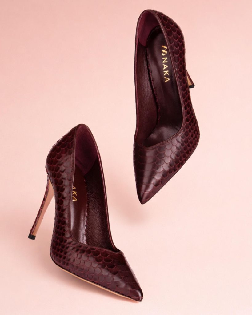 Proslavite naš dan u koraku koji osvaja svet! - Ženske salonke na akciji 2 Burgundy Pleasure su spolja burgundy boje, sa zmijskim dezenom, a unutrašnja postavja je iste boje. Trenutno se ove zenske kozne cipele nalazne naspram svetle pozadine.