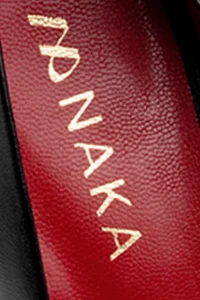 Tajna crvene postave za vaše cipele na stiklu. Unutrašnjost cipele, crvene boje, i logo i natpis Naka.