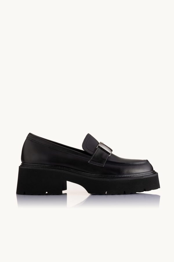 Ženske cipele - Classy Comfort - crne kožne mokasine sa trakom i šnalom preko risa, lako uklopive sa svim kombinacijama.